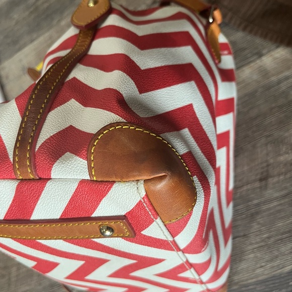 Red and white Chevron Style - Picture 4 of 7